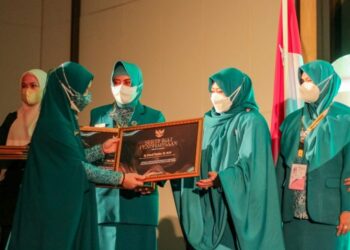 Ketua Tim Penggerak PKK Kota Parepare, Hj Erna Rasyid Taufan mendapat penghargaan pada Hari Kesatuan Gerak ke-50 PKK di Hotel Claro, Rabu (24/8/2022)