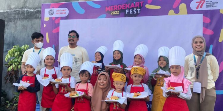 Salah satu lomba memasak anak-anak yang dihelat Komunitas Corat-Coret Kreasi Media dalam menyambut HUT RI Ke-77 di Jl Jenderal Sudirman, Pinrang. Kegiatan berlangsung Ahad-Jumat (14-19/8/2022)