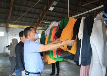 Inspektur Wilayah I Kemenkumham, Icon Siregar mengunjungi pabrik garmen produksi warga binaan Lapas kelas 1 Makassar, Senin (29/8/2022)
