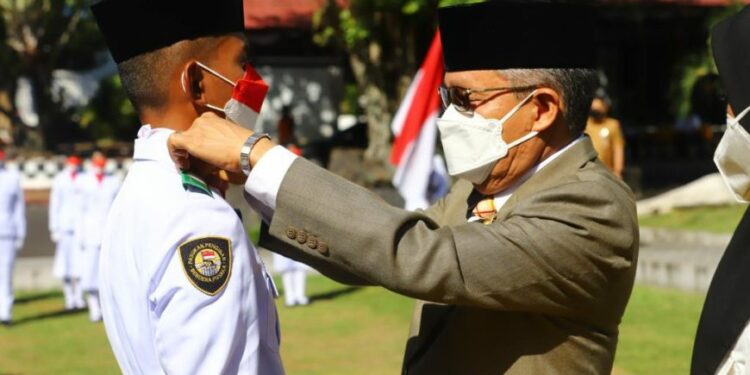 Wali Kota Parepare, HM Taufan Pawe mengukuhkan salah satu anggota Paskibraka secara simbolis  di halaman rumah jabatan wali kota Parepare, Senin (15/8/2022)