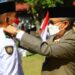 Wali Kota Parepare, HM Taufan Pawe mengukuhkan salah satu anggota Paskibraka secara simbolis  di halaman rumah jabatan wali kota Parepare, Senin (15/8/2022)
