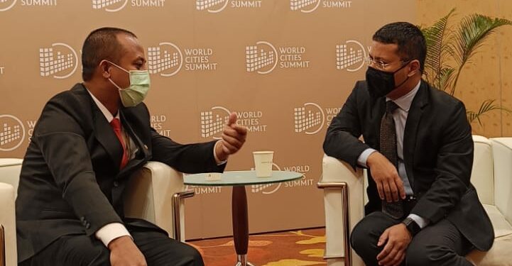 Gubernur Sulsel, Andi Sudirman Sulaiman berbincang akrab dengan Menteri Muda Singapura, Desmond Lee,  di sela World Cities Summit (WCS), Senin, (1/8/2022)