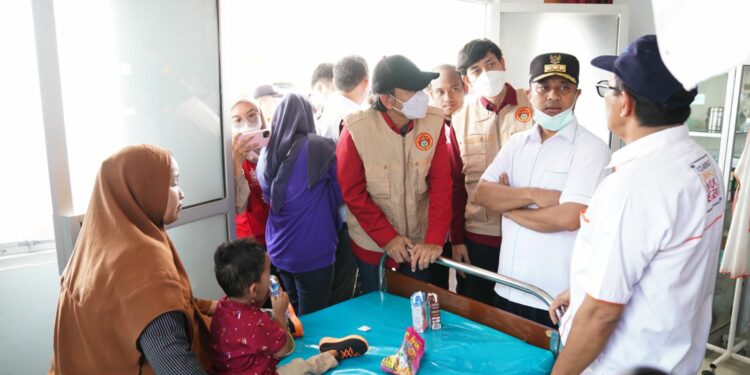 Gubernur Sulsel, Andi Sudirman Sulaiman saat meninjau pelayanan kesehatan di Puskesmas Ponre, Kabupaten Bone, Sabtu (13/8/2022)