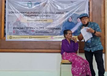 Salah satu peserta lomba Ketahanan Lansia dengan Bahasa Ibu yang digelar TP Kota Parepare, Jumat (16/9/2022)