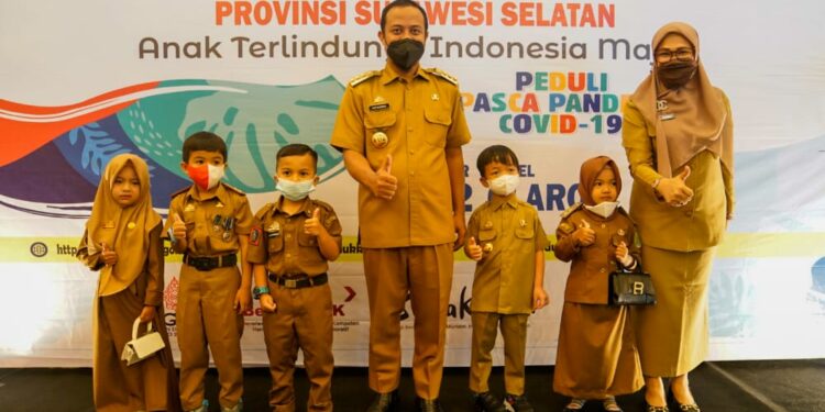 Sebanyak 5 (lima) orang anak Pendidikan Anak Usia Dini ikut mendampingi Gubernur Sulawesi Selatan, Andi Sudirman Sulaiman di Hotel Claro, Senin (5/9/2022)