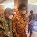 Wali Kota Parepare, Taufan Pawe (kiri) berbincang dengan Menko Perekenomian RI, Airlangga Hartarto  di Hotel Shangri La, Surabaya, Rabu (14/9/2022)