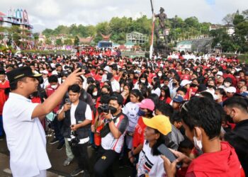 Gubernur Sulawesi Selatan, Andi Sudirman melepas sekaligus mengikuti jalan sehat Gerakan Sulsel Anti Mager di Terminal Makale, Kabupaten Tana Toraja, Kamis (1/9/2022).