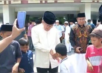 Wali Kota Parepare, Taufan Pawe menyapa warga usai salat jumat perdana di Masjid Terapung BJ Habibie, Jumat (9/9/2022)