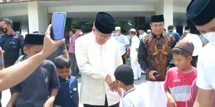 Wali Kota Parepare, Taufan Pawe menyapa warga usai salat jumat perdana di Masjid Terapung BJ Habibie, Jumat (9/9/2022)