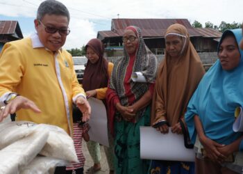 Taufan Pawe Serahkan Bantuan Airlangga Hartarto ke Korban Angin Puting Beliung di Sinjai