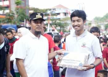 Gubernur Sulsel, Andi Sudirman Sulaiman menyerahkan bantuan UPZ Pemprov Sulsel kepada salah satu guru di Toraja, Kamis (1/9/2022)