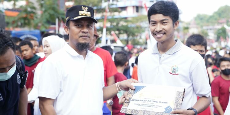 Gubernur Sulsel, Andi Sudirman Sulaiman menyerahkan bantuan UPZ Pemprov Sulsel kepada salah satu guru di Toraja, Kamis (1/9/2022)