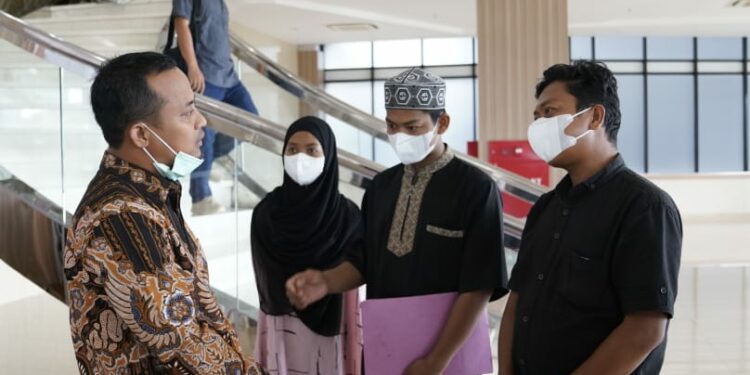 Gubernur Sulsel, Andi Sudirman Sulaiman berbincang dengan suami dan dua anak pelaku gantung diri di Pinrang.