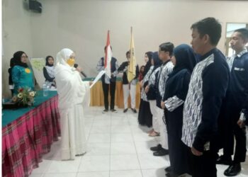 Erna Rasyid Taufan selaku Bunda Generasi Berencana (Genre) Kota Parepare melantik pengurus Forum Genre Parepare periode 2022-2023, Sabtu (17/9/2022).