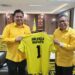 Taufan Pawe memberikan jersey Liga Beringin 2022 dengan nomor punggung satu di  ruang pribadi Airlangga Hartarto di Kantor DPP Partai Golkar, Jakarta Barat, Jumat (23/9/2022).