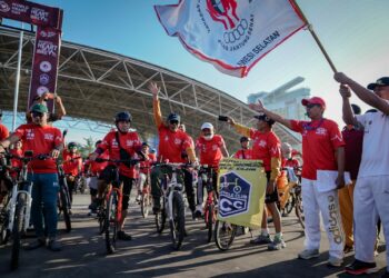 Gubernur Sulawesi Selatan, Andi Sudirman Sulaiman melepas peserta Indonesia Heart Bike (Indonrsia) yang selenggarakan oleh Yayasan Jantung Indonesia di Lapangan Karebosi, Makassar, Minggu (18/9/2022).