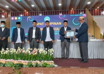 Rektor IAIN Parepare, Dr Hannani menyerahkan sertifikat kepada salah seorang dosen berprestasi di ajang Pembukaan Kuliah Semester Gasal IAIN Parepare, Senin (5/9/2022)