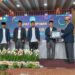 Rektor IAIN Parepare, Dr Hannani menyerahkan sertifikat kepada salah seorang dosen berprestasi di ajang Pembukaan Kuliah Semester Gasal IAIN Parepare, Senin (5/9/2022)