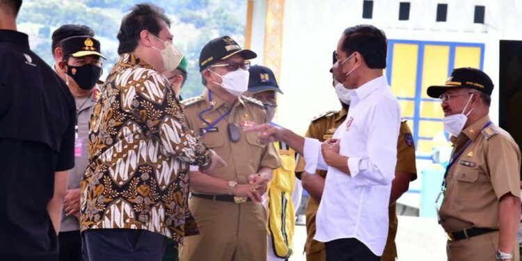 Wali Kota Parepare, Taufan Pawe berbincang dengan Presiden RI, Joko Widodo