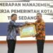 Wali Kota Parepare, Taufan Pawe menerima dua penghargaan BKN Award di BKN Kantor Regional IV Makassar, Selasa (20/9/2022)