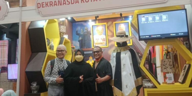 Stafsus Menteri PPPA Kagum Pelaku UMKM Parepare Manfaatkan Limbah Kerang di Pakaian Stafsus Menteri PPPA Kagum Pelaku UMKM Parepare Manfaatkan Limbah Kerang di Pakaian