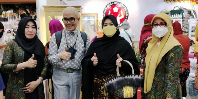 Erna Taufan Beri Motivasi Pelaku UMKM di Ajang Kriya Nusantara 2022 Erna Taufan Beri Motivasi Pelaku UMKM di Ajang Kriya Nusantara 2022