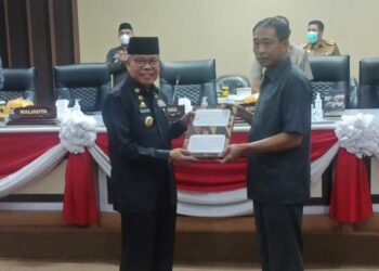 Wali Kota Parepare, Dr HM Taufan Pawe yang menandatangani nota kesepakatan bersama Wakil Ketua DPRD Parepare, M Rahmat Sjamsu Alam dalam rapat paripurna di DPRD Parepare, Senin (26/9/2022)