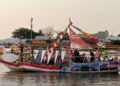 Dinas Pertanian Kelautan dan Perikanan (PKP) Kota Parepare turut meramaikan Festival Salo Karajae dengan perahu hiasnya yang unik dan kreatif pada Selasa sore hingga malam (27/9/2022).