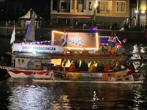 Dinas Perdagangan (Disdag) Kota Parepare ikut meramaikan Festival Salo Karajae dengan perahu hiasnya pada Selasa sore hingga malam, (27/9/2022)