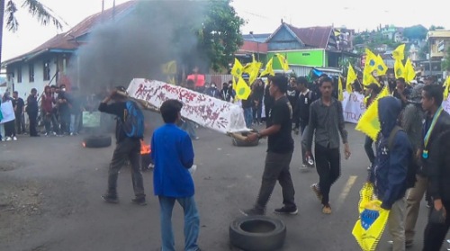 Tolak Kenaikan BBM, PMII Cabang Parepare Bawa Keranda Mayat, Simbolkan Matinya Nurani Tolak Kenaikan BBM, PMII Cabang Parepare Bawa Keranda Mayat, Simbolkan Matinya Nurani