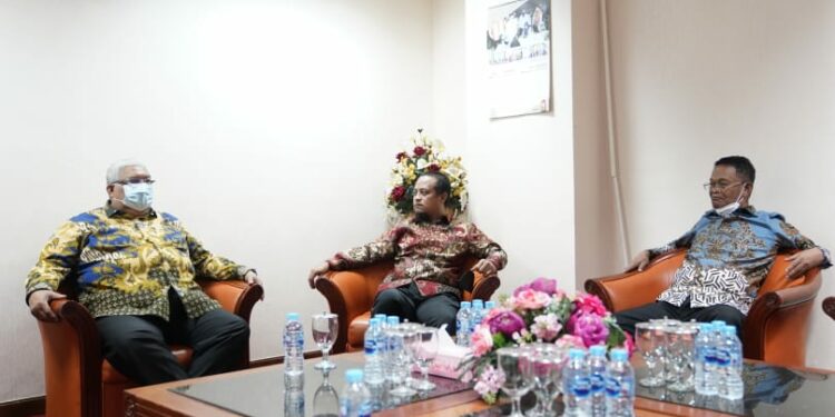 Gubernur Sulsel, Andi Sudirman Sulaiman (tengah) membahas untuk mengambil alih lahan bekas tambang PT Vale Indonesia di Ruang Rapat Komisi VII DPR RI, Jakarta, Kamis (8/9/2022)