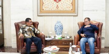 Kakanwil Kemenkumham Sulsel, Liberti Sitinjak berbincang dengan Wali Kota Makassar, Danny Pomanto, Kamis (15/9/2022)