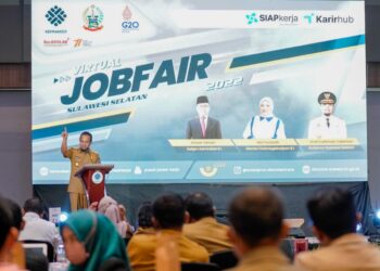 Gubernur Sulsel, Andi Sudirman Sulaiman memberi arahan dalam kegiatan job fair