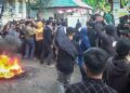 Para demonstran meringsek masuk gedung DPRD Pinrang untuk bertemu dengan pimpinan DPRD terkait ajakan satu suara menolak kenaikan BBM, Jumat (9/9/2022)