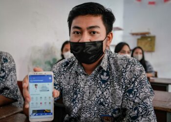 Seorang siswa kelas XII MIA 1 menunjukkan aplikasi e-Andalan yang digunakan untuk belajar di SMAN 5 Makale, Tana Toraja, Kamis (1/9/2022)