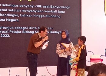 Menkumham Berbagi Hadiah kepada Siswa SD, Beri Motivasi Miliki Semangat Berkarya dan Inovasi