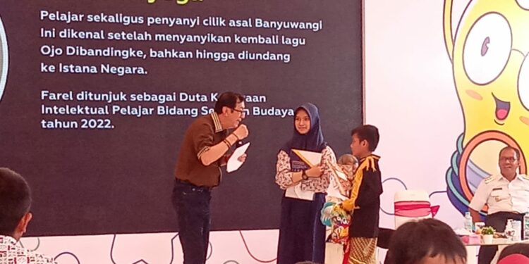 Menkumham Berbagi Hadiah kepada Siswa SD, Beri Motivasi Miliki Semangat Berkarya dan Inovasi Menkumham Berbagi Hadiah kepada Siswa SD, Beri Motivasi Miliki Semangat Berkarya dan Inovasi