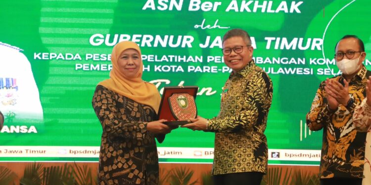 Gubernur Jawa Timur, Khofifah Indar Parawansa menjadi pembicara pada Pelatihan Pengembangan Kompetensi ASN Pemkot Parepare, yang digelar di Kantor Badan Pengembangan Sumber Daya Manusia (BPSDM) Pemprov Jawa Timur, Rabu (26/10/2022) lalu.