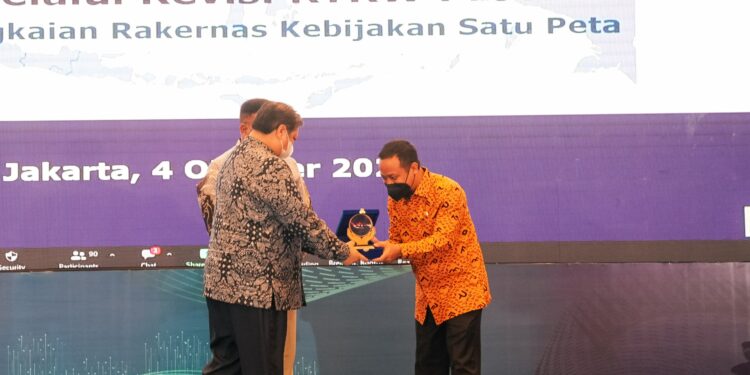 Gubernur Sulawesi Selatan, Andi Sudirman Sulaiman meraih penghargaan dari Menteri Koordinator Bidang Perekonomian RI, Airlangga Hartarto, Selasa (4/10/2022)