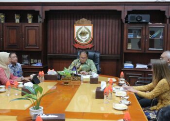 Danny Pomanto saat bertemu kontraktor IPAL Losari dalam rapat di Ruang Sipakalebbi, Balaikota Makassar, Kamis (20/10/2022).