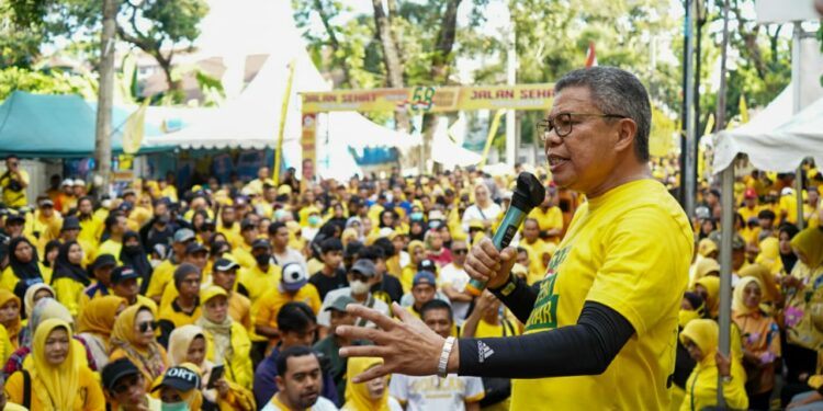 Ketua DPD 1 Partai  Sulsel, Taufan Pawe di hadapan ratusan ribu peserta gerak jalan santai, Ahad (16/10/2022)