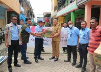 Jajaran Direksi PDAM Makassar berkunjung menemui korban angin puting beliung di Kelurahan Maccini Sombala, Selasa (11/10/2022).