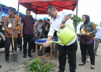 PJ Gubernur Sulbar, Akmal Malik melakukan penanaman pohon di pekarangan SMA Negeri 1 Kalukku, Jumat (16/9/2022)