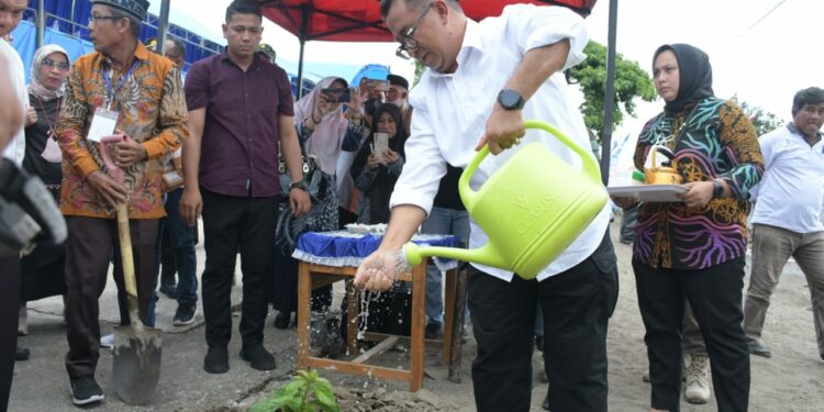 PJ Gubernur Sulbar, Akmal Malik melakukan penanaman pohon di pekarangan SMA Negeri 1 Kalukku, Jumat (16/9/2022)
