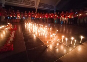 The Macz Man Zona Pinrang menggelar aksi doa bersama di Lapangan Lasinrang atas tragedi Kanjuruhan yang terjadi di Malang. Aksi digelar Senin malam (3/10/2022)