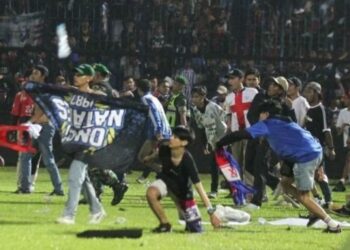 Suporter Arema FC memasuki lapangan setelah tim yang didukungnya kalah dari Persebaya dalam pertandingan sepak bola BRI Liga 1 di Stadion Kanjuruhan, Malang, Jawa Timur, Sabtu malam (1/10/2022). Foto: Antara