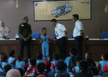 Seorang siswa SD Negeri Galangan Kapal 2 aktif berdiskusi dengan Direktur PDAM Makassar, Beni Iskandar