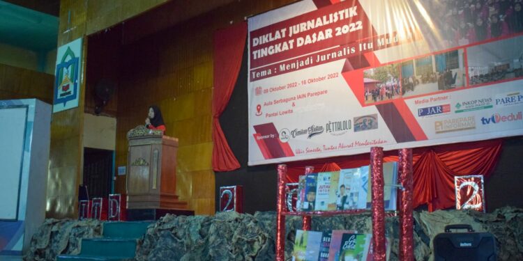 Sambutan Pemimpin Redaksi LPM RedLine, St. Suhaela di Aula Serbaguna, Rabu (12/10/2022).