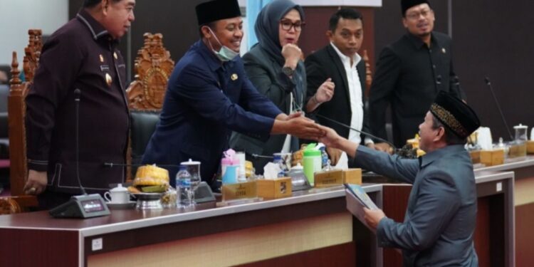 Gubernur -DPRD Sulsel Teken Persetujuan Perda APBD Perubahan TA 2022