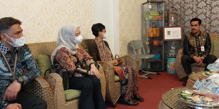 Dekranas Pusat  akan Beri Pelatihan Anyaman Lontar dan Bambu ke Pengrajin Sulsel